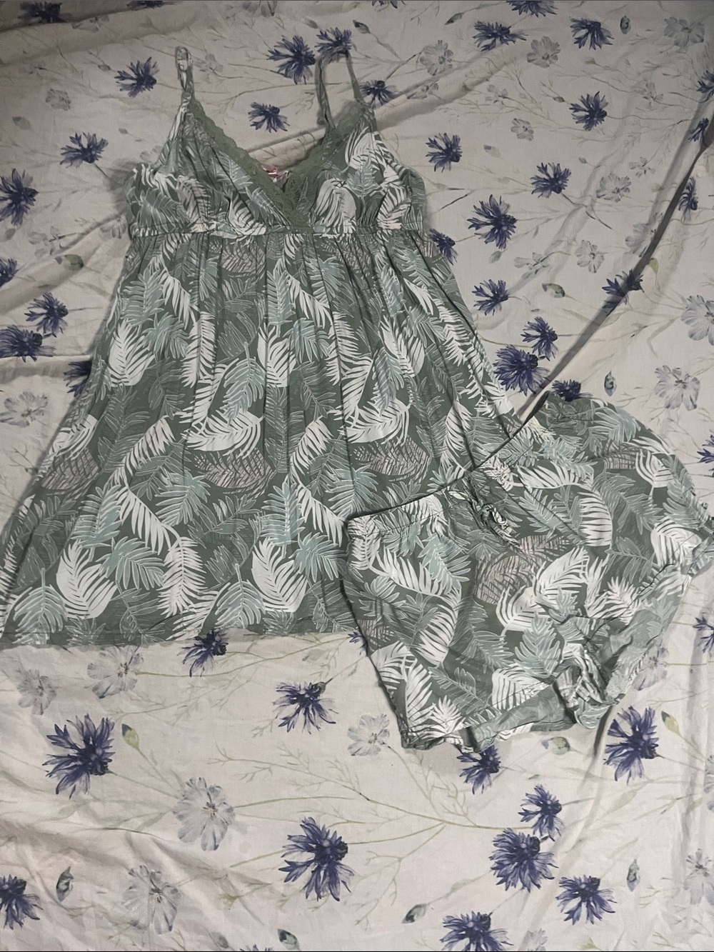 La Vie En Rose Sage Green Leaf Print Sleep Set Camisole & Shorts L/M Like New